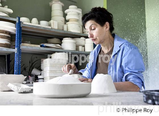 SYLVIE COQUET, CREATRICE, PORCELAINE DE LIMOGES, ATELIER  FEELING'S,  HAUTE-VIENNE, LIMOUSIN. (87F00233.jpg)