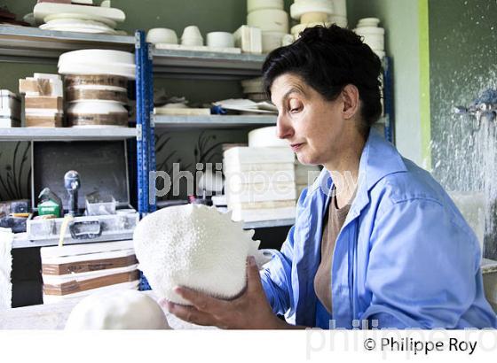 SYLVIE COQUET, CREATRICE, PORCELAINE DE LIMOGES, ATELIER  FEELING'S,  HAUTE-VIENNE, LIMOUSIN. (87F00234.jpg)