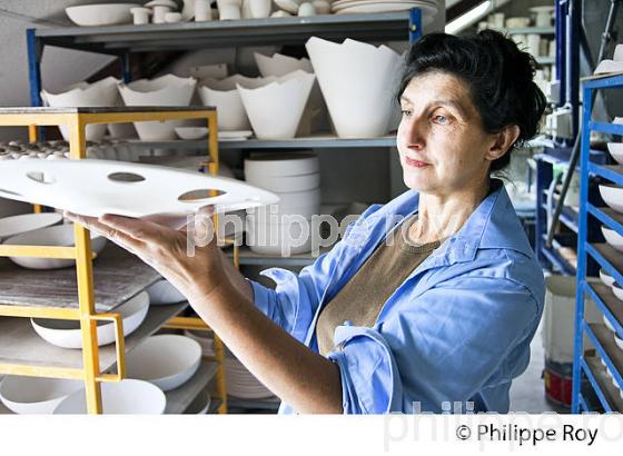 SYLVIE COQUET, CREATRICE, PORCELAINE DE LIMOGES, ATELIER  FEELING'S,  HAUTE-VIENNE, LIMOUSIN. (87F00236.jpg)