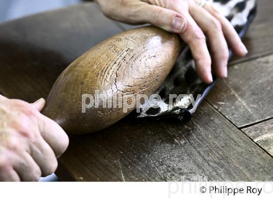 CONFECTION DE GANTS, GANTERIE AGNELLE, SAINT-JUNIEN, HAUTE-VIENNE, LIMOUSIN. (87F00414.jpg)