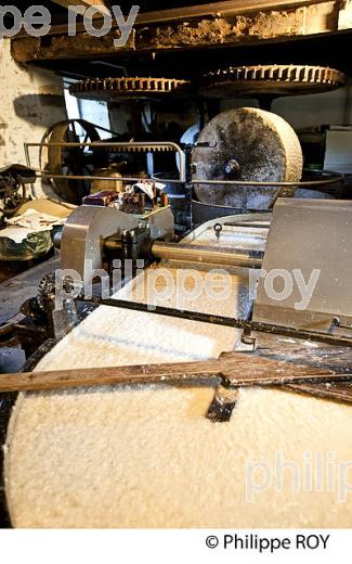 LE MOULIN DU GOT, FABRICATION ARTISANALE DU PAPIER, SAINT LEONARD DU NOBLAT, HAUTE-VIENNE, LIMOUSIN. (87F00433.jpg)