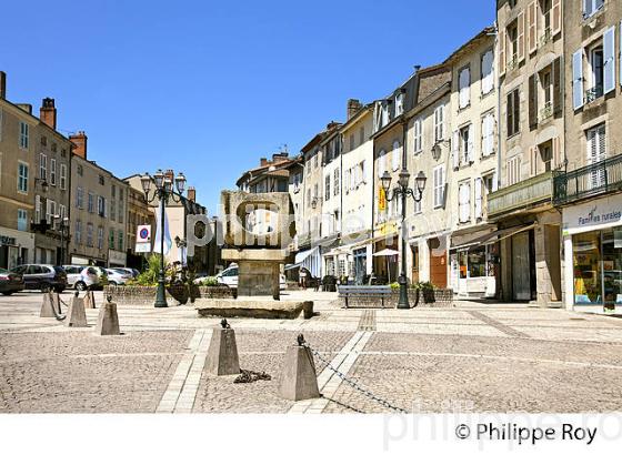 PLACE DU PALAIS, VILLE DE BELLAC, HAUT-LIMOUSIN, HAUTE-VIENNE. (87F00628.jpg)