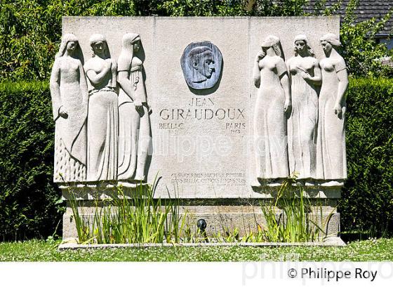 MONUMENT A JEAN GIRAUDOUX, BELLAC, HAUT-LIMOUSIN, HAUTE-VIENNE. (87F00638.jpg)