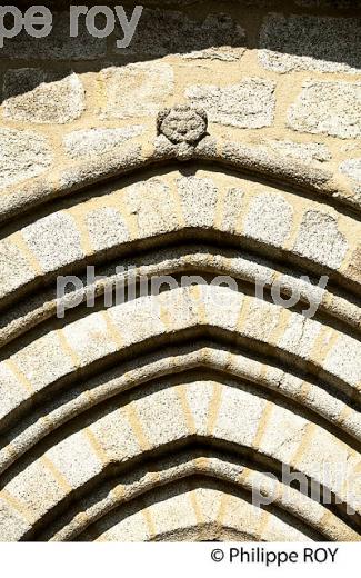 EGLISE, VILLAGE DE MONTROL-SENARD, MONTS DE BLOND, HAUTE-VIENNE. (87F00717.jpg)