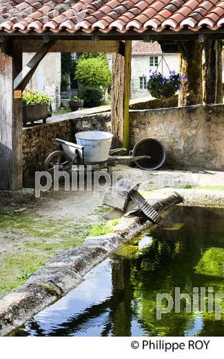 LAVOIR, VILLAGE DE MONTROL-SENARD, MONTS DE BLOND, HAUTE-VIENNE. (87F00724.jpg)