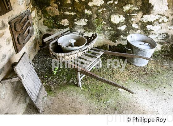 LAVOIR, VILLAGE DE MONTROL-SENARD, MONTS DE BLOND, HAUTE-VIENNE. (87F00729.jpg)