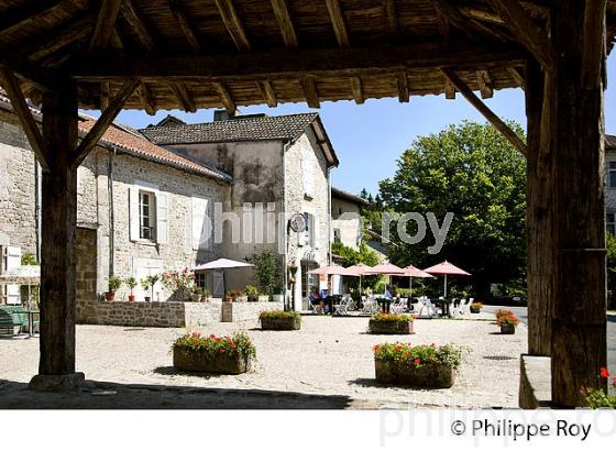 HALLE DU VILLAGE DE MORTENART, MONTS DE BLOND, HAUTE-VIENNE. (87F00803.jpg)