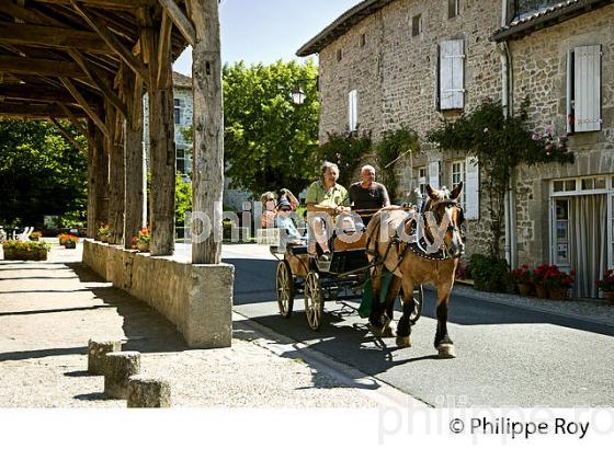 PROMENADE EN CALECHE,  VILLAGE DE MORTENART, MONTS DE BLOND, HAUTE-VIENNE. (87F00804.jpg)