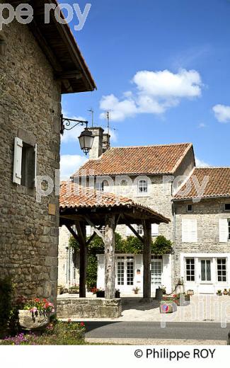 HALLE DU VILLAGE DE MORTENART, MONTS DE BLOND, HAUTE-VIENNE. (87F00807.jpg)