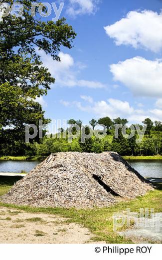 HUTTE DE FEUILLARDIER, PAYS DES FEUILLARDIERS, HAUT-LIMOUSIN, PARC NATUREL REGIONAL  PERIGORD LIMOUSIN. (87F01207.jpg)