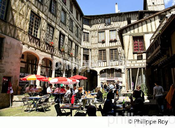 LA COUR DU TEMPLE,  QUARTIER DU CHATEAU, LIMOGES, HAUTE-VIENNE. (87F01527.jpg)