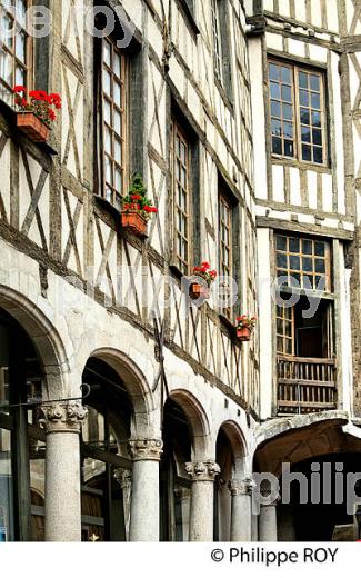 LA COUR DU TEMPLE,  QUARTIER DU CHATEAU, LIMOGES, HAUTE-VIENNE. (87F01530.jpg)