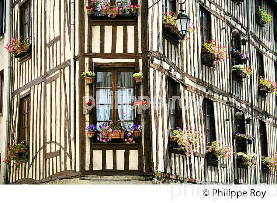 MAISON A PANS DE BOIS, QUARTIER DU CHATEAU, LIMOGES, HAUTE-VIENNE. (87F01540.jpg)