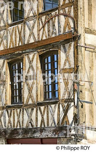 MAISON A COLOMBAGE, QUARTIER DE LA CITE, LIMOGES, HAUTE-VIENNE. (87F01805.jpg)