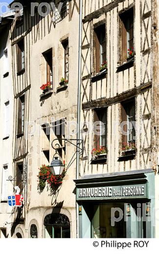 MAISON A COLOMBAGE, QUARTIER DE LA CITE, LIMOGES, HAUTE-VIENNE. (87F01810.jpg)