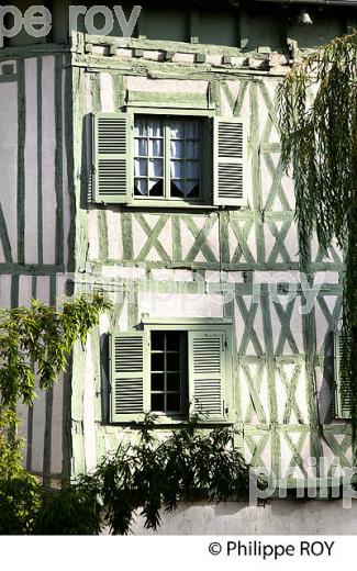 MAISON A PANS DE BOIS, BERGE   DE LA VIENNE, LIMOGES, HAUTE-VIENNE. (87F01910.jpg)