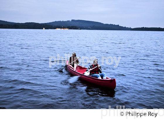 CANOE, LAC DE VASSIVIERE, LIMOUSIN. (87F02328.jpg)