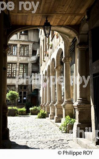 LA COUR DU TEMPLE,  QUARTIER DU CHATEAU, LIMOGES, HAUTE-VIENNE. (87F03112.jpg)