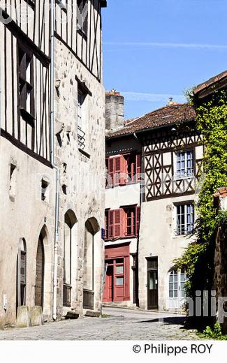 MAISON A COLOMBAGE, QUARTIER DE LA CITE, LIMOGES, HAUTE-VIENNE. (87F03207.jpg)