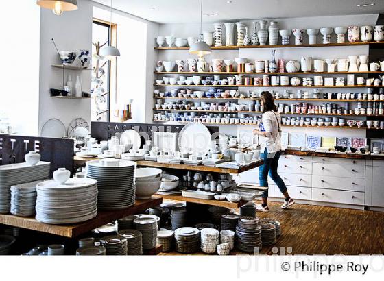 LA CHANIETTE, MAGASIN DE   PORCELAINE DE LIMOGES, HAUTE-VIENNE, LIMOUSIN. (87F03706.jpg)