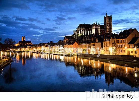 L' YONNE, LES QUAIS ET VIEILLE VILLE D' AUXERRE, YONNE, BOURGOGNE. (89F00102.jpg)