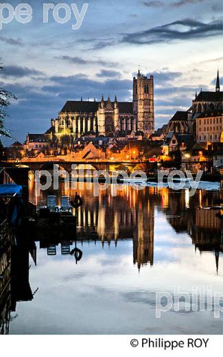 L' YONNE, LES QUAIS ET VIEILLE VILLE D' AUXERRE, YONNE, BOURGOGNE. (89F00105.jpg)