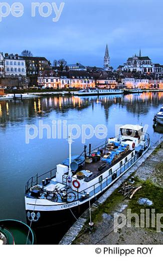 L' YONNE, LES QUAIS ET VIEILLE VILLE D' AUXERRE, YONNE, BOURGOGNE. (89F00106.jpg)