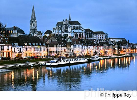 L' YONNE, LES QUAIS ET VIEILLE VILLE D' AUXERRE, YONNE, BOURGOGNE. (89F00107.jpg)