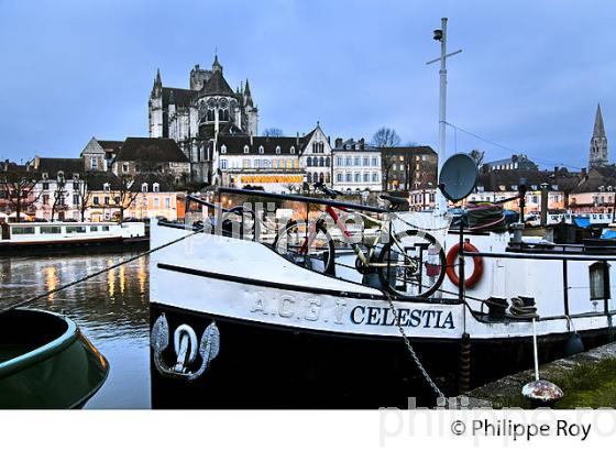 L' YONNE, LES QUAIS ET VIEILLE VILLE D' AUXERRE, YONNE, BOURGOGNE. (89F00109.jpg)