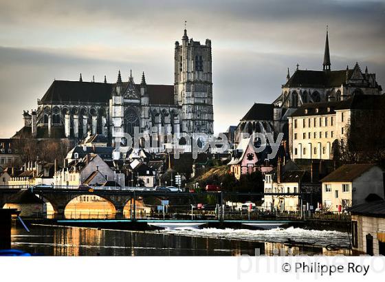 L' YONNE, LES QUAIS ET VIEILLE VILLE D' AUXERRE, YONNE, BOURGOGNE. (89F00111.jpg)