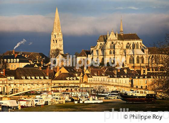 QUAI DE L' YONNE, TOUR, SAINT JEAN , CATHEDRALE,  VIEILLE VILLE D' AUXERRE, YONNE, BOURGOGNE. (89F00114.jpg)