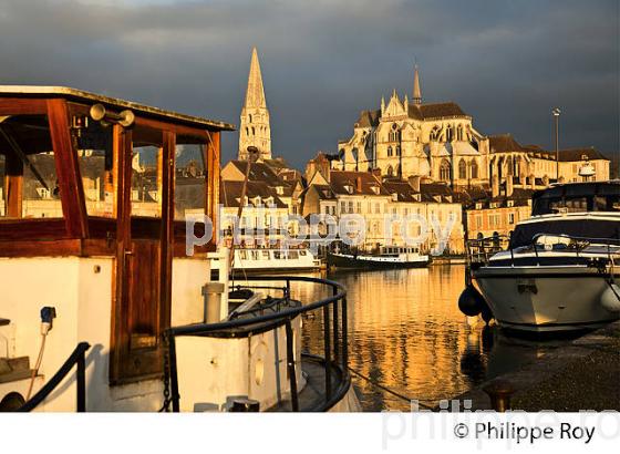 L' YONNE, LES QUAIS ET VIEILLE VILLE D' AUXERRE, YONNE, BOURGOGNE. (89F00118.jpg)