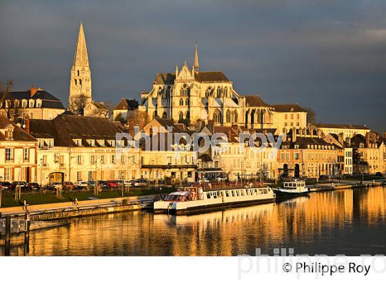 L' YONNE, LES QUAIS ET VIEILLE VILLE D' AUXERRE, YONNE, BOURGOGNE. (89F00121.jpg)