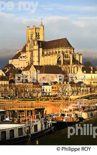 L' YONNE, LES QUAIS ET VIEILLE VILLE D' AUXERRE, YONNE, BOURGOGNE. (89F00126.jpg)