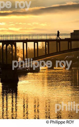 L' YONNE, LES QUAIS,  VIEILLE VILLE D' AUXERRE, YONNE, BOURGOGNE. (89F00128.jpg)