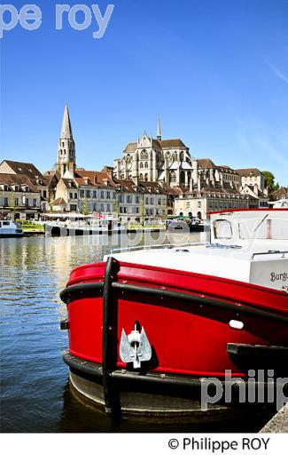 L' YONNE, LES QUAIS ET VIEILLE VILLE D' AUXERRE, YONNE, BOURGOGNE. (89F00138.jpg)