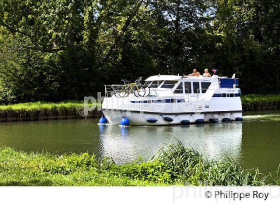 TOURISME FLUVIAL , CANAL DU NIVERNAIS, VALLEE DE L' YONNE, BOURGOGNE. (89F00511.jpg)