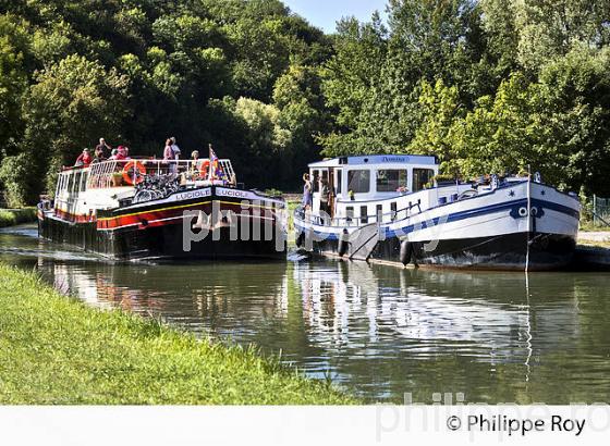 TOURISME FLUVIAL , CANAL DU NIVERNAIS, CHATEL-CENSOIR,  VALLEE DE L' YONNE, BOURGOGNE. (89F00516.jpg)