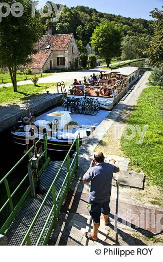 TOURISME FLUVIAL , CANAL DU NIVERNAIS, CHATEL-CENSOIR,  VALLEE DE L' YONNE, BOURGOGNE. (89F00521.jpg)