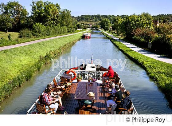 TOURISME FLUVIAL , CANAL DU NIVERNAIS, CHATEL-CENSOIR,  VALLEE DE L' YONNE, BOURGOGNE. (89F00526.jpg)