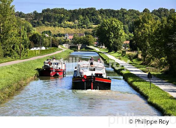 TOURISME FLUVIAL , CANAL DU NIVERNAIS, CHATEL-CENSOIR,  VALLEE DE L' YONNE, BOURGOGNE. (89F00528.jpg)