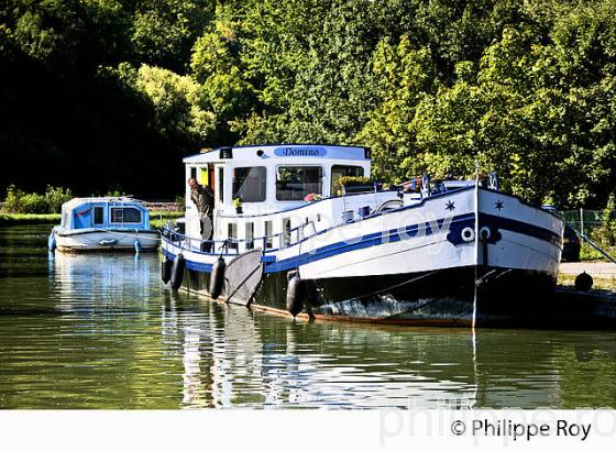 TOURISME FLUVIAL , CANAL DU NIVERNAIS, CHATEL-CENSOIR,  VALLEE DE L' YONNE, BOURGOGNE. (89F00529.jpg)