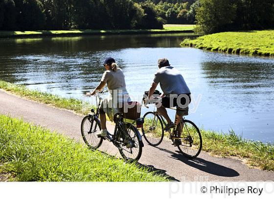 CYCLOTOURISME , CANAL DU NIVERNAIS, CHATEL-CENSOIR,  VALLEE DE L' YONNE, BOURGOGNE. (89F00537.jpg)