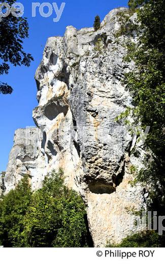 ROCHER DE SAUSSOIS, CANAL DU NIVERNAIS, VALLEE DE L' YONNE, BOURGOGNE. (89F00540.jpg)