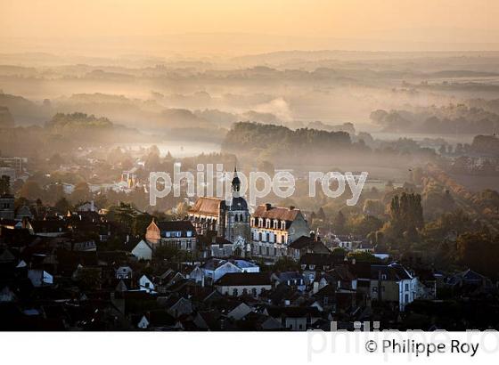 BRUME MATINALE SUR LA VILLE DE JOIGNY ET L' YONNE,  VALLEE DE L' YONNE,  BOURGOGNE. (89F00717.jpg)