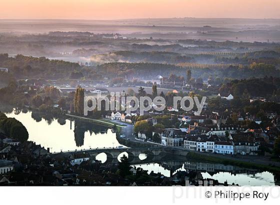 BRUME MATINALE SUR LA VILLE DE JOIGNY ET L' YONNE,  VALLEE DE L' YONNE,  BOURGOGNE. (89F00718.jpg)