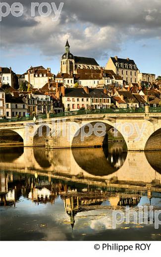 PONT SUR L' YONNE, ET LA VILLE DE JOIGNY, VALLEE DE L' YONNE,  BOURGOGNE. (89F00726.jpg)
