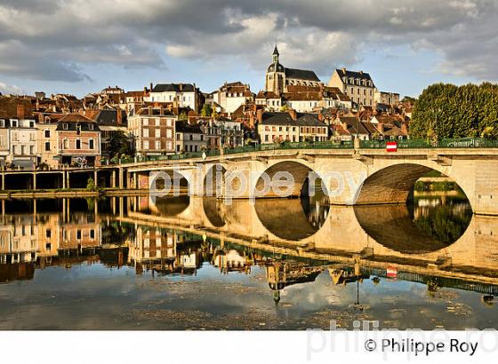PONT SUR L' YONNE, ET LA VILLE DE JOIGNY, VALLEE DE L' YONNE,  BOURGOGNE. (89F00727.jpg)