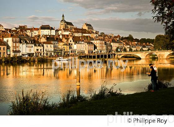 L' YONNE, ET LA VILLE DE JOIGNY, VALLEE DE L' YONNE,  BOURGOGNE. (89F00731.jpg)