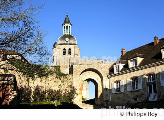PORTE ET EGLISE SAINT JEAN  , JOIGNY, VALLEE DE L' YONNE, BOURGOGNE. (89F00816.jpg)